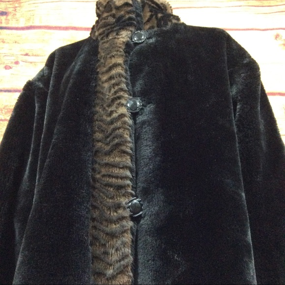 1960s oversized faux fur coat - Picture 9 of 10